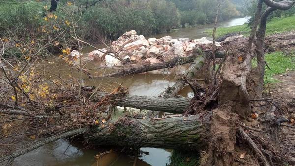 Denuncian el vertido de escombros sobre la Rivera de Cala en el sendero de Los Molinos de Almadén de la Plata