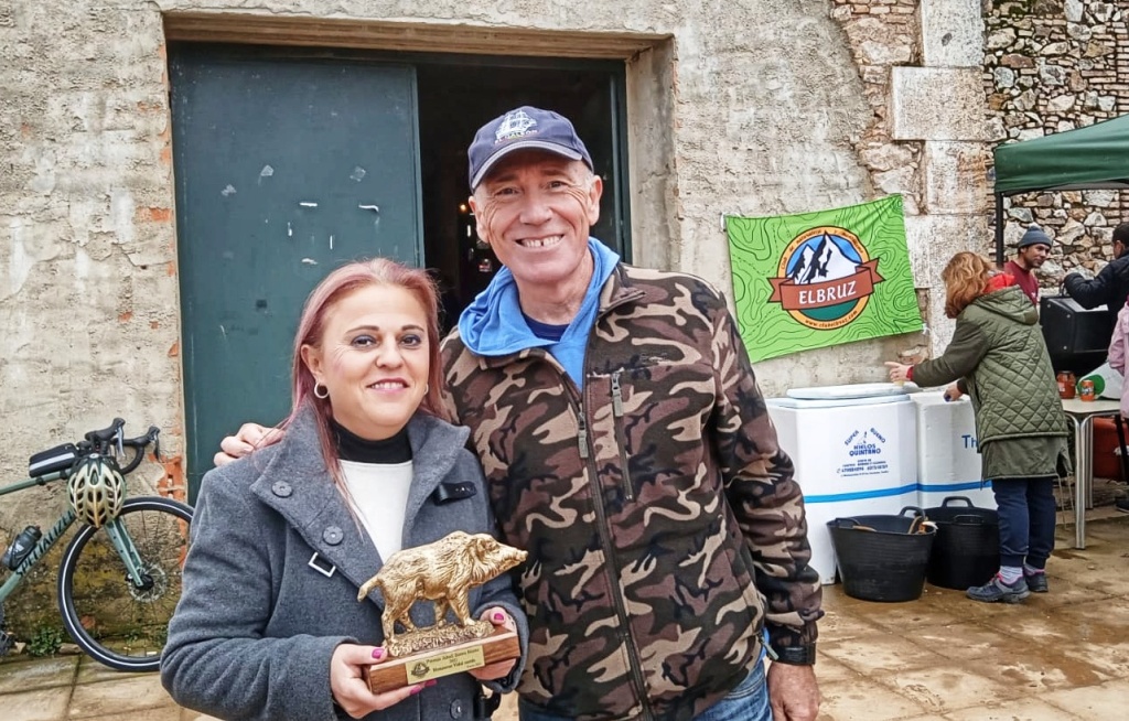 Montserrat Vidal recibe el Jabalí Sierra Norte 2022 en el paraje del Cerro del Hierro